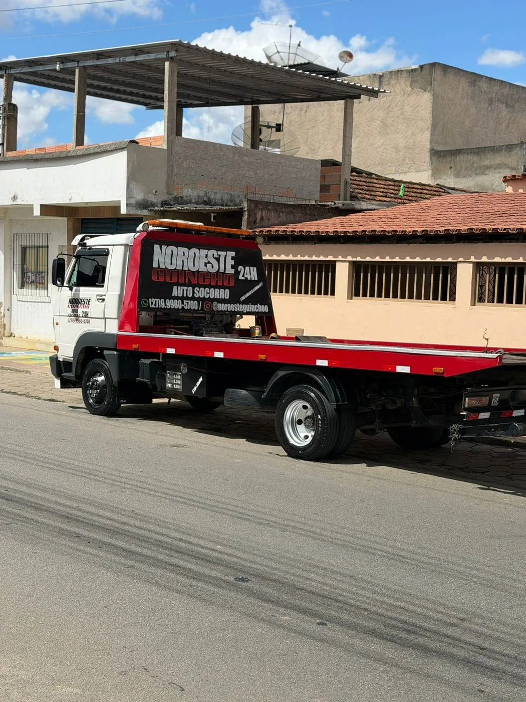 Caminhão guincho Noroeste Guincho estacionado em Colatina-ES