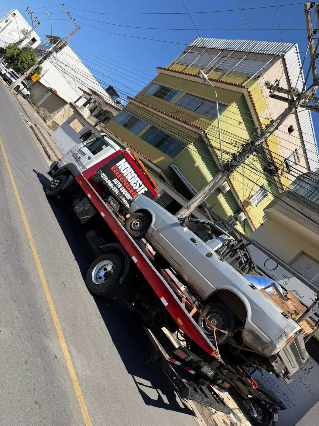 Carro clássico transportado pela Noroeste Guincho