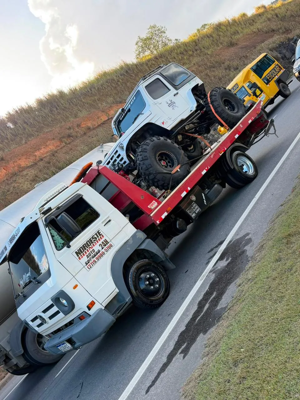Veículos off-road transportados na prancha da Noroeste Guincho